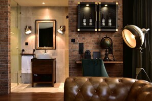 Shower, rainfall showerhead, free toiletries, hair dryer - Maxime Boutique Hotel Avenida da Liberdade (Lisbon)