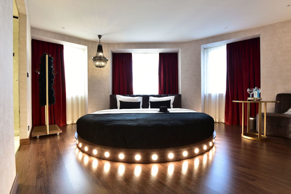 Blackout curtains, soundproofing, iron/ironing board, free WiFi