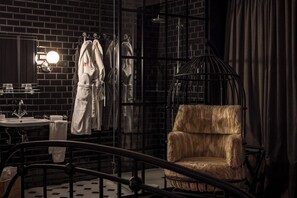 Story Room | Badkamer | Een douche, een regendouche, gratis toiletartikelen, een haardroger