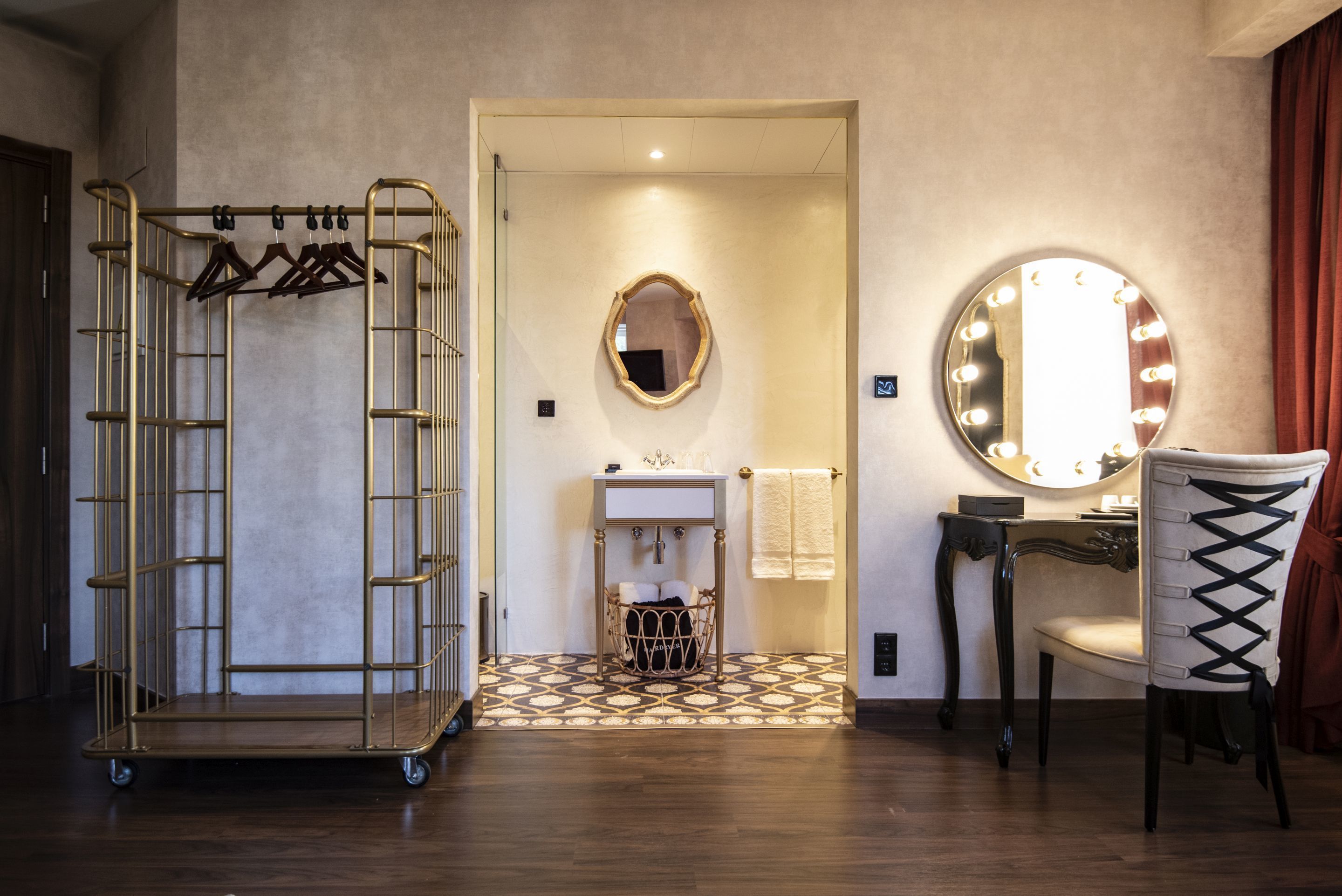 shower, rainfall showerhead, free toiletries, hair dryer