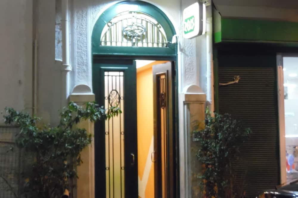Zeus Hostel