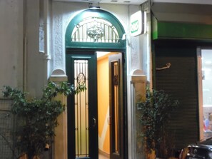 Exterior - Zeus Hostel (Athens)