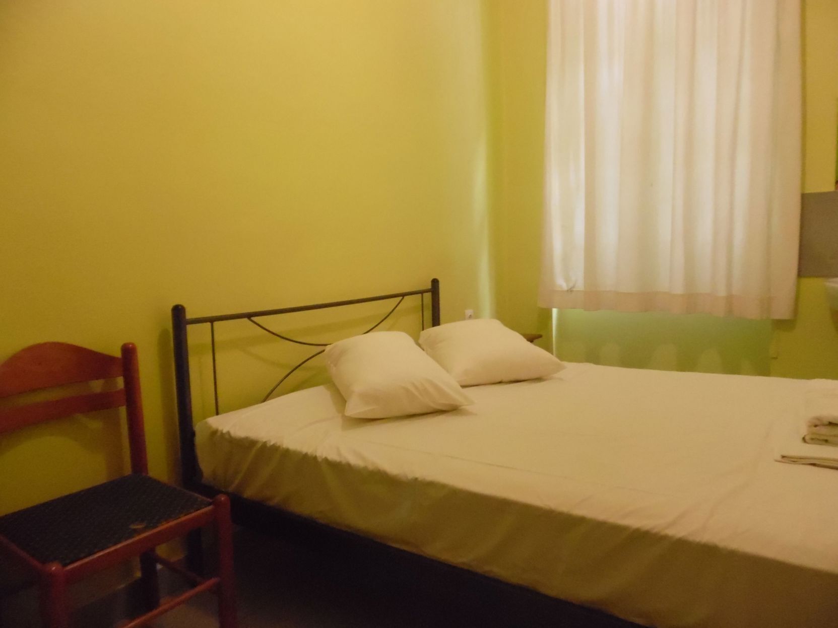 Tabla de planchar con plancha, wifi gratis, ropa de cama