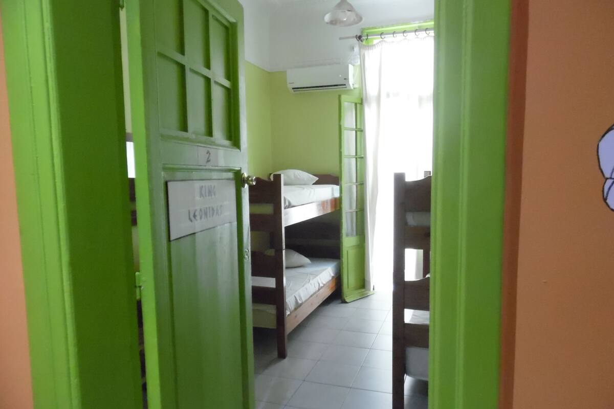 Tabla de planchar con plancha, wifi gratis, ropa de cama