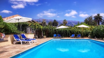 Outdoor pool, pool umbrellas, sun loungers