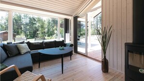 Una sala de estar moderna con un sofá, una mesa redonda y una chimenea.