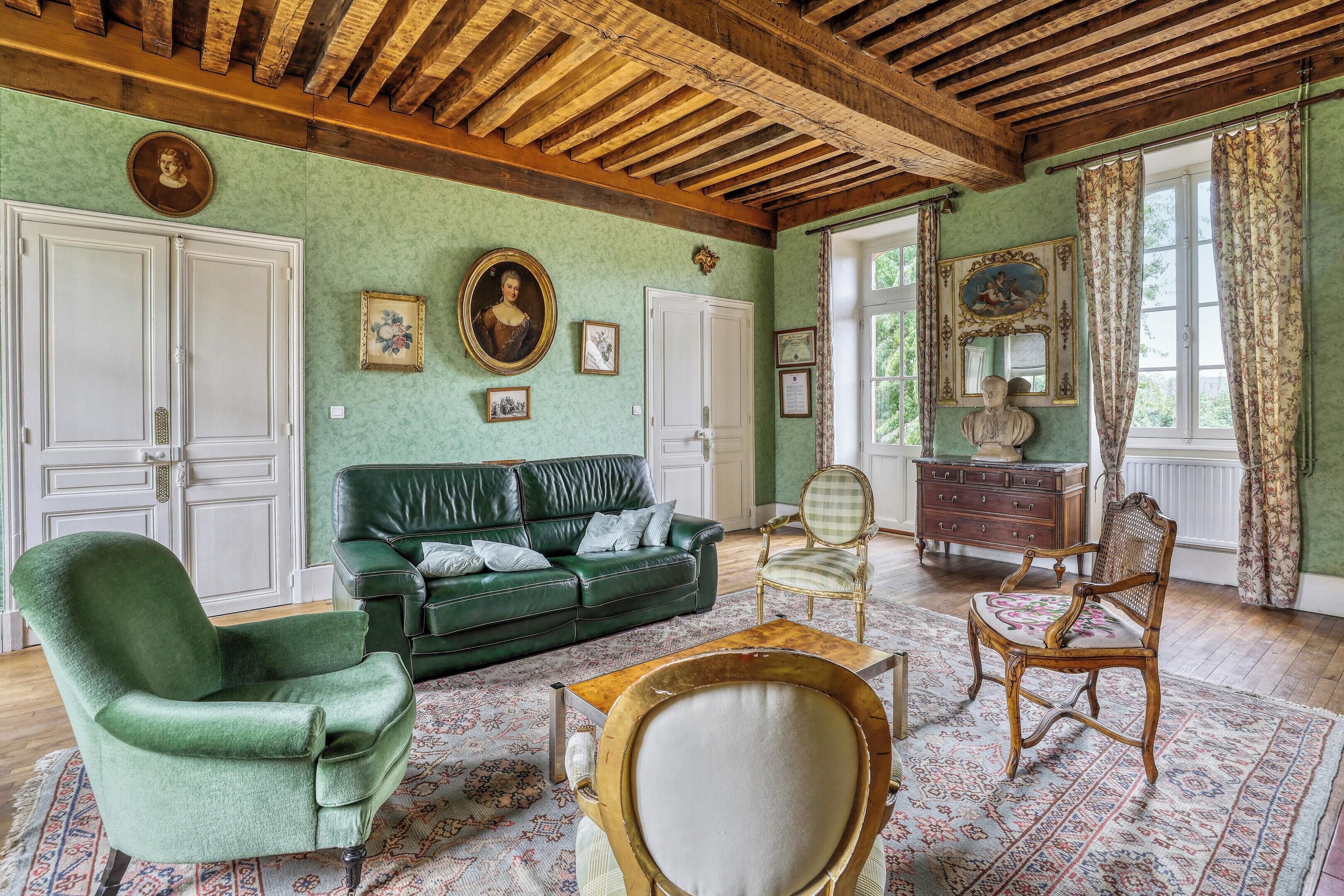 Televisión, chimenea, reproductor de DVD y estéreo 