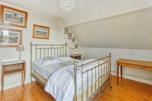 4 bedrooms, desk, travel cot, free WiFi