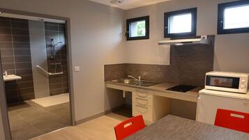 Een koelkast, een microgolfoven, een kookplaat