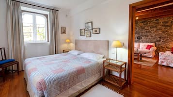Cottage, 1 Double Bed | 1 bedroom, in-room safe, blackout curtains, iron/ironing board