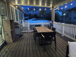Back deck table and grill - Large 3700 sq ft home! Close to park, Canyon, Lindon Temple, 15 min to BYU & UVU (Orem)