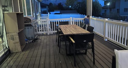 Suuri 3700 neliön koti! 5 makuuhuonetta, 3. 5 kylpyhuonetta, joissa valtava keittiö