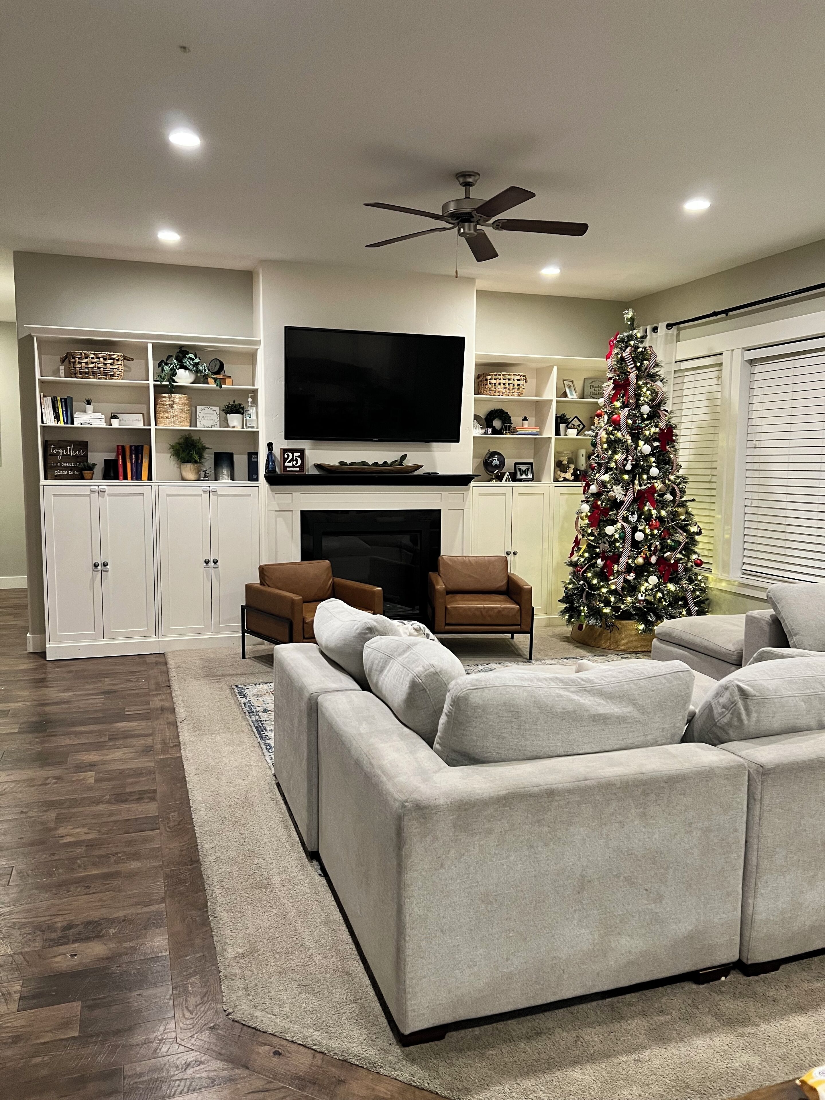 智能电视、壁炉、书