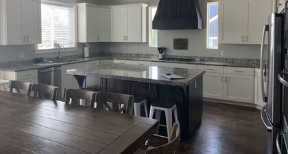 Suuri 3700 neliön koti! 5 makuuhuonetta, 3. 5 kylpyhuonetta, joissa valtava keittiö