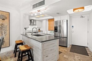 Refrigerador, microondas, horno y lavavajillas 