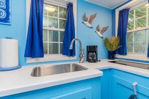 Kjøleskap, mikrobølgeovn, kokeplater og kaffetrakter/tekoker