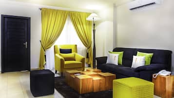 Suite superior, 2 habitaciones, con acceso para personas discapacitadas, vista a la ciudad | Área de sala de estar | Televisión de plasma