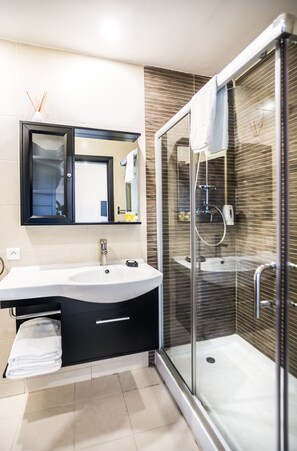 Suite estándar, 1 habitación, para no fumadores | Baño | Amenidades de baño gratuitas y toallas 