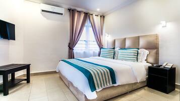 Suite superior, 2 habitaciones, con acceso para personas discapacitadas, vista a la ciudad | Escritorio, cortinas blackout y insonorización