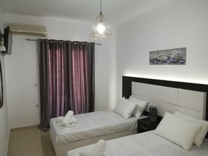 Apartemen, 2 kamar tidur | 2 kamar tidur, tirai kedap cahaya, dan seprai linen