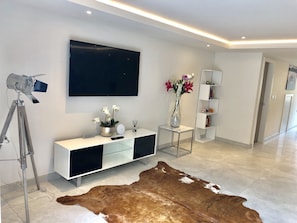 The Leat Apartment, 2 Bedroom, En-Suite | Living area | Smart TV, Netflix - Millstream Mews (Bakewell)