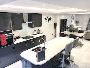 Fiddlesticks Apartment, 2 Bedrooms, En-Suite  | Private kitchen | Full-size fridge, microwave, oven, dishwasher - Millstream Mews (Bakewell)