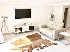 The Leat Apartment, 2 Bedroom, En-Suite | Living area | Smart TV, Netflix - Millstream Mews (Bakewell)