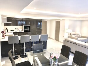 Departamento, 4 habitaciones | Cocina privada | Refrigerador con congelador, microondas, horno y lavavajillas 