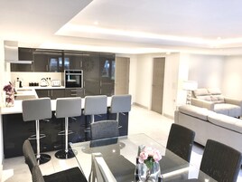 Refrigerador con freezer, microondas, horno, lavavajillas