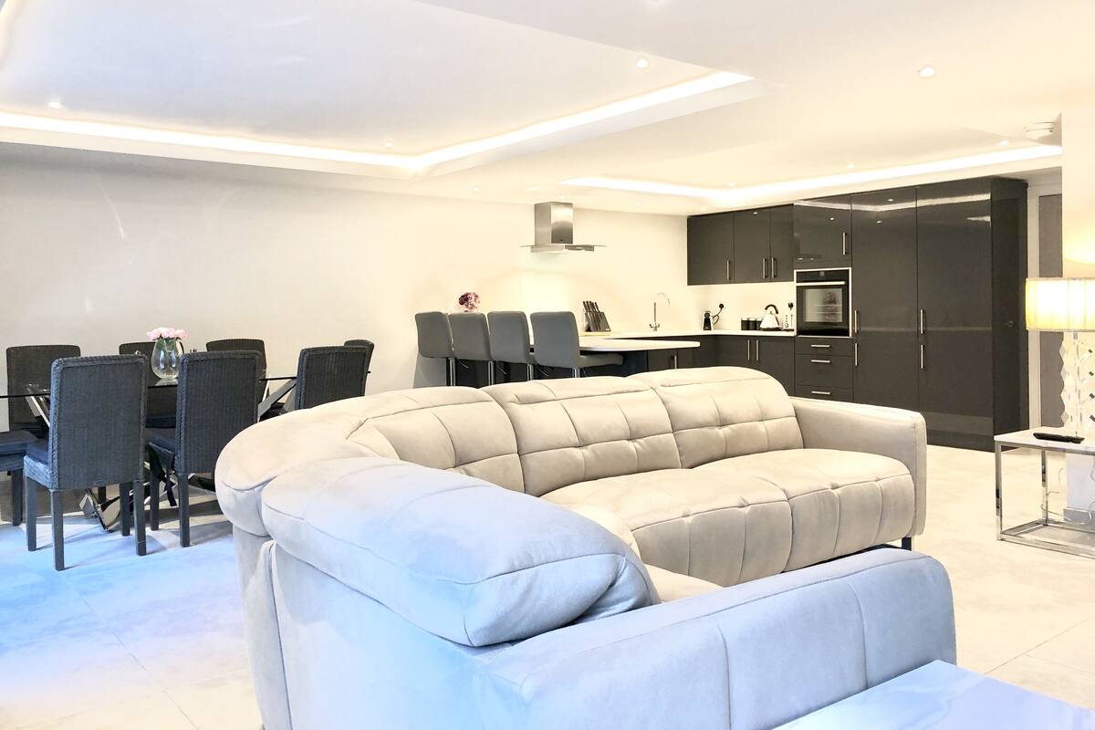 Gatsby House Apartment, 4 Bedrooms,  En-Suite | Living area | Smart TV, Netflix