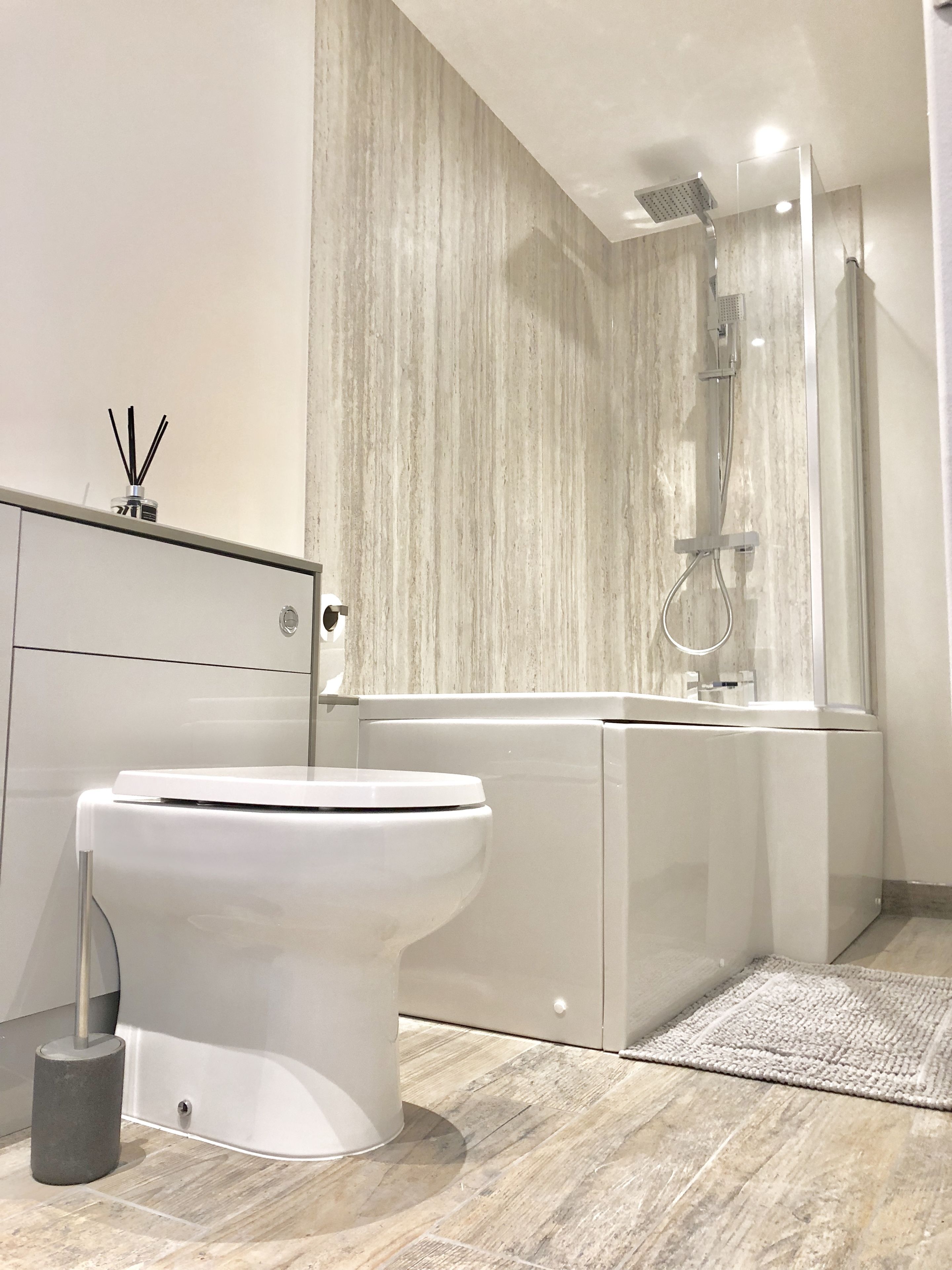 Haartrockner, Fußbodenheizung (Badezimmer), Handtücher, Toilettenpapier