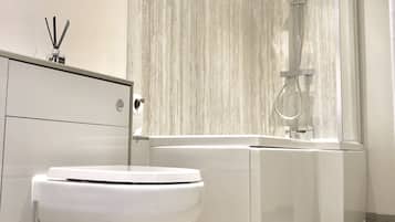 Haartrockner, FuĂbodenheizung (Badezimmer), HandtĂŒcher, Toilettenpapier