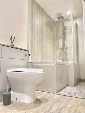 Secador de pelo, piso con calefacción en el baño, toallas