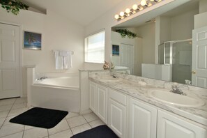 Villa Standard (5 beds) | Salle de bain | Baignoire et douche séparées, baignoire relaxante profonde