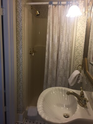 Traditional Room, 1 Queen Bed, Non Smoking | Bathroom | Free toiletries, hair dryer, towels - Woldert-Spence Manor (Tyler)