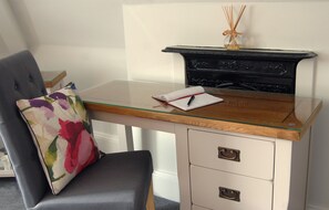 Iron/ironing board, free WiFi, bed sheets - Gordon House (Wimborne)