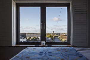 Ramsey, King Room Ensuite | Desk, soundproofing, iron/ironing board, free WiFi