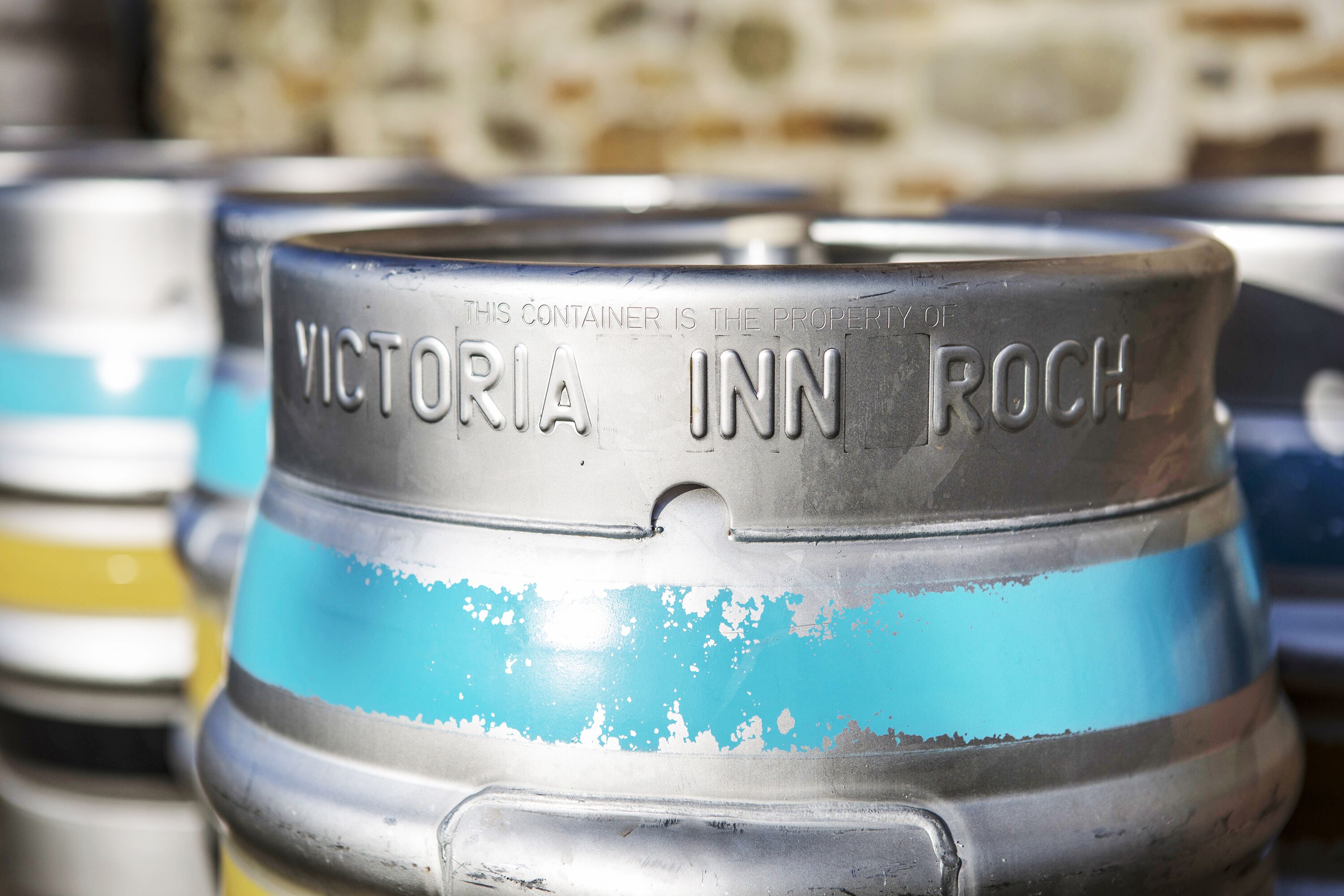 Primer plano de un contenedor metálico con la inscripción 'VICTORIA INN ROCH'.
