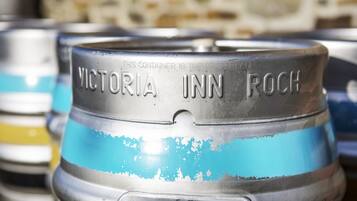 Primer plano de un contenedor metálico con la inscripción 'VICTORIA INN ROCH'.