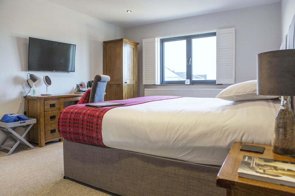 Superior Room, 1 King Bed | 1 bedroom, desk, soundproofing, iron/ironing board