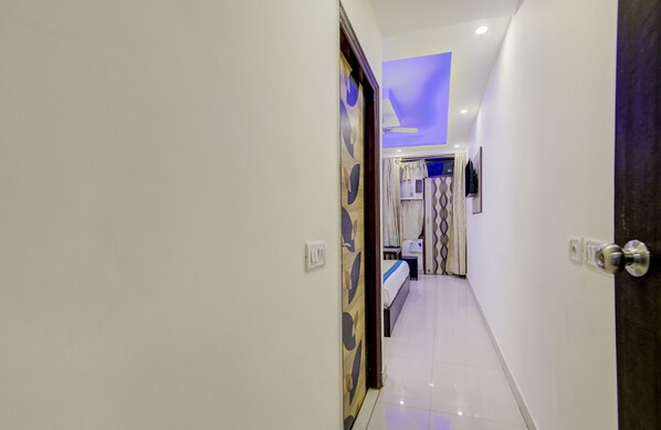 Deluxe Double Room, 1 Queen Bed, Non Smoking | Egyptian cotton sheets, premium bedding, in-room safe