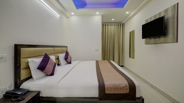 Deluxe Double Room, 1 Queen Bed, Non Smoking | Egyptian cotton sheets, premium bedding, in-room safe - airport hotel sweet palace inn (New Delhi)