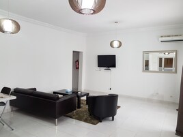 Apartamento urbano, 2 quartos | Área de estar | TV de tela plana 42 polegadas com canais via satélite, TV