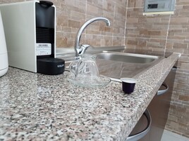 Apartamento urbano, 2 quartos | Cozinha privada | Geladeira, micro-ondas, fogão, cooktop