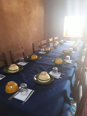 Déjeuner, dîner et souper servis sur place; cuisine locale 