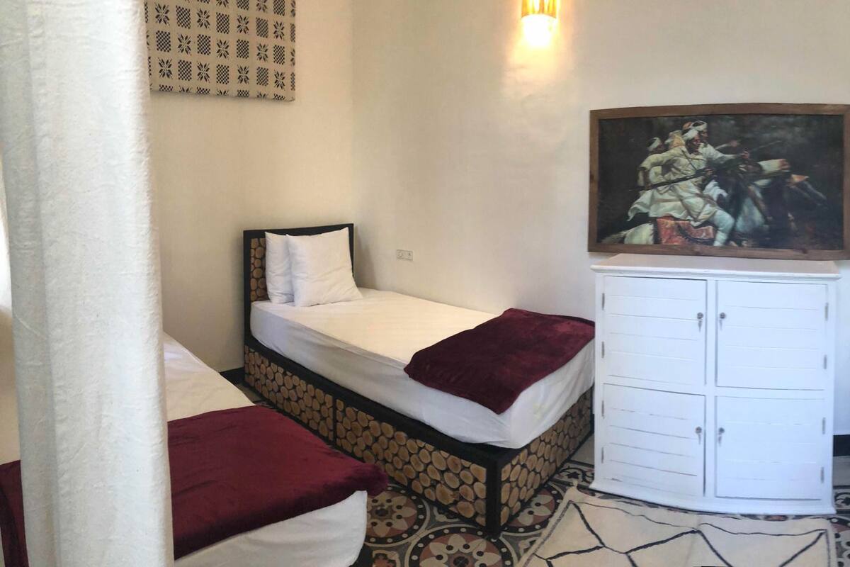 Chambre Quadruple, salle de bains commune | Coffres-forts dans les chambres, Wi-Fi gratuit, draps fournis