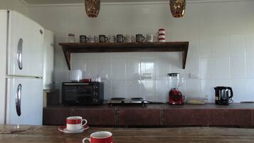 Familiar house, 3 bedrooms, Multiple Beds | Private kitchen | Fridge, microwave, oven, stovetop