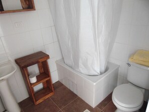 Familiar house, 3 bedrooms, Multiple Beds | Bathroom
