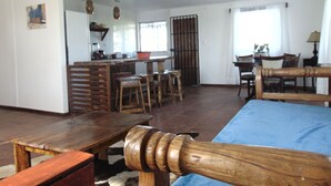 Familiar house, 3 bedrooms, Multiple Beds | Makan di kamar