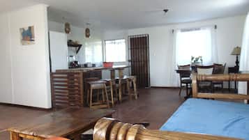 Familiar house, 3 bedrooms, Multiple Beds | Khu vực ăn uống tại phòng